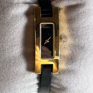 GUCCI 3900L 18K gold plated ladies black watch.